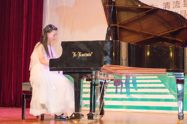 钢琴独奏《 夏 天 》演奏者：许怡文.jpg